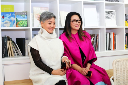 艺术家瞿倩梅与艾米李画廊创始人李颖Amy
艺术家瞿倩梅与艾米李画廊创始人李颖Amy