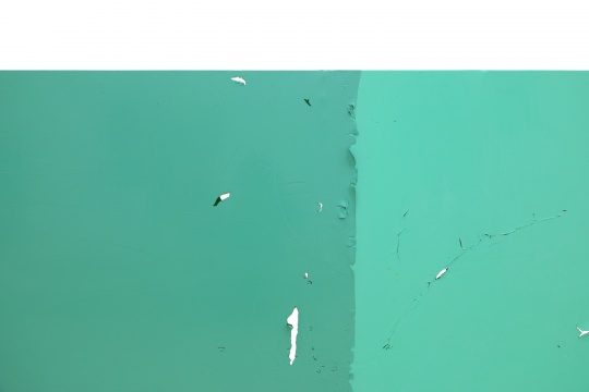 鞠婷，《无所谓的绿》，装置，丙烯材料，122x700cm，2018

