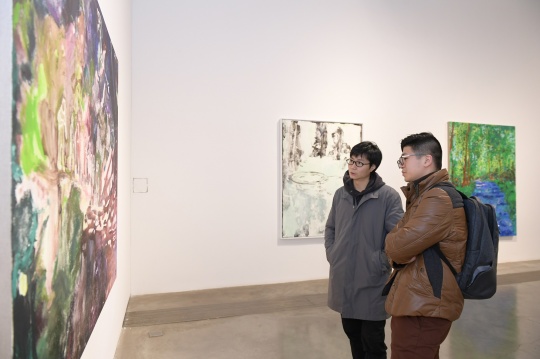 艺术家 许宏翔（左）
