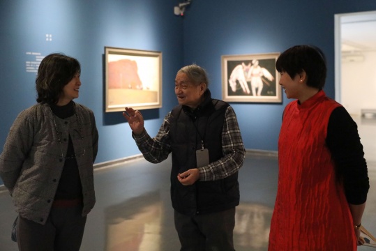 艺术家张光宇之子张临春(中)本次展览策展人冯宇