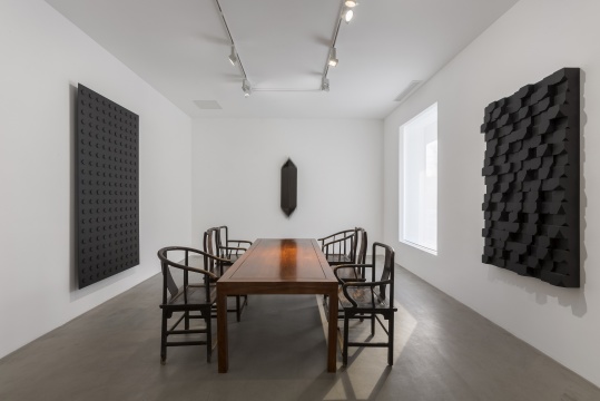 展示了《照明》、黑色木块 两个系列的作品
展示了《照明》、黑色木块 两个系列的作品