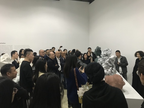 策展人崔灿灿在开幕现场的导览
