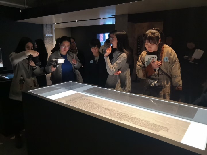 2018年3月,由李佳策划的“漂流”在现代汽车文化中心二楼展厅正式开展。2017年,李佳凭借该展获得首届Hyundai Blue Prize“创意能量”大奖
2018年3月,由李佳策划的“漂流”在现代汽车文化中心二楼展厅正式开展。2017年,李佳凭借该展获得首届Hyundai Blue Prize“创意能量”大奖
