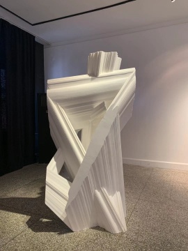 《困》100×60×200cm 高密度EPS泡沫、水晶树脂
《困》100×60×200cm 高密度EPS泡沫、水晶树脂