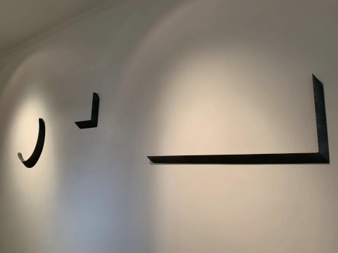 《消失的画》140×60×10cm 60×70×10cm 35×40×10cm 玻璃钢、喷漆
《消失的画》140×60×10cm 60×70×10cm 35×40×10cm 玻璃钢、喷漆