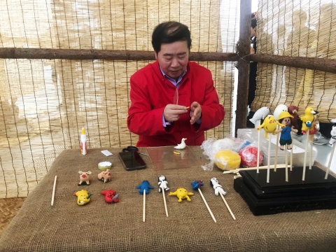 展览现场捏面人的师傅用艺术家作品中的形象进行创作
展览现场捏面人的师傅用艺术家作品中的形象进行创作