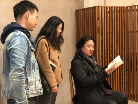 艺术家王礼军、尹秀珍、宋冬在作品《请坐》前
艺术家王礼军、尹秀珍、宋冬在作品《请坐》前