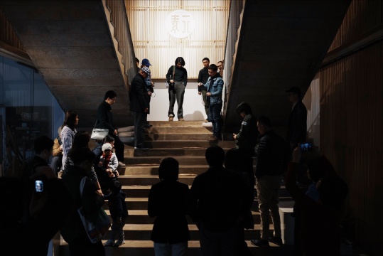 王礼军在开幕现场导览
王礼军在开幕现场导览