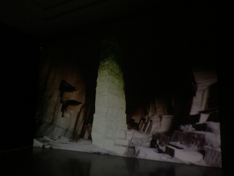 展览中的影像记录艺术家“涂”山的整个过程
