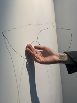 王宗孚展示铁丝
王宗孚展示铁丝