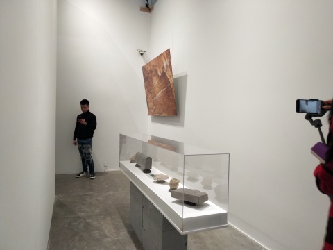 展览现场郭城的“琥珀”系列
展览现场郭城的“琥珀”系列