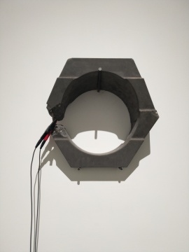 郭城《琥珀No.1》40×40×18cm 混凝土、钢筋、不明物 2019
郭城《琥珀No.1》40×40×18cm 混凝土、钢筋、不明物 2019