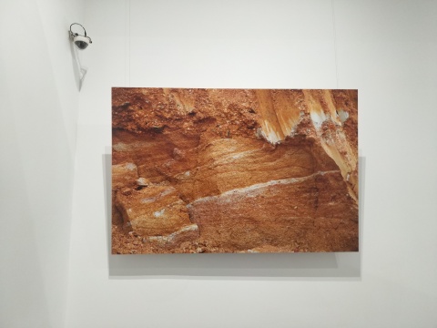 毛晨雨《细毛家屋场粘土矿开采现场》180×120cm 数码打印 2018
毛晨雨《细毛家屋场粘土矿开采现场》180×120cm 数码打印 2018