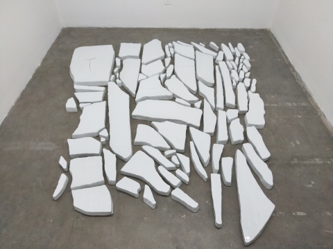 王凝慧《无题》6×202×206cm 釉陶瓷 2017
王凝慧《无题》6×202×206cm 釉陶瓷 2017