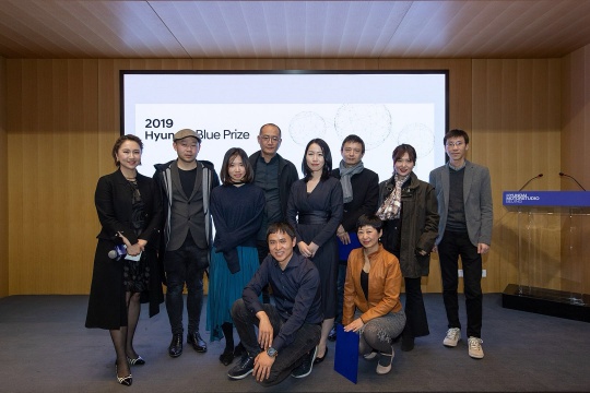 前排左起:李大衡(现代汽车全球艺术总监)、于渺(独立策展人、批评家)
后排左起:徐静(现代汽车文化中心艺术总监)、姜俊(独立策展人、批评家、艺术家)、龙星如(Hyundai Blue Prize 2018“创新未来”大奖获奖人)、邱志杰(中央美术学院实验艺术学院院长、艺术家、策展人)、魏颖(Hyundai Blue Prize 2018“创意能量”大奖获奖人)、费俊(中央美术学院教授、策展人、艺术家)、柳淳风(中国美术馆策展人、副研究员、批评家)、盛葳(《美术》杂志副主编、批评家、策展人)
前排左起:李大衡(现代汽车全球艺术总监)、于渺(独立策展人、批评家)
后排左起:徐静(现代汽车文化中心艺术总监)、姜俊(独立策展人、批评家、艺术家)、龙星如(Hyundai Blue Prize 2018“创新未来”大奖获奖人)、邱志杰(中央美术学院实验艺术学院院长、艺术家、策展人)、魏颖(Hyundai Blue Prize 2018“创意能量”大奖获奖人)、费俊(中央美术学院教授、策展人、艺术家)、柳淳风(中国美术馆策展人、副研究员、批评家)、盛葳(《美术》杂志副主编、批评家、策展人)