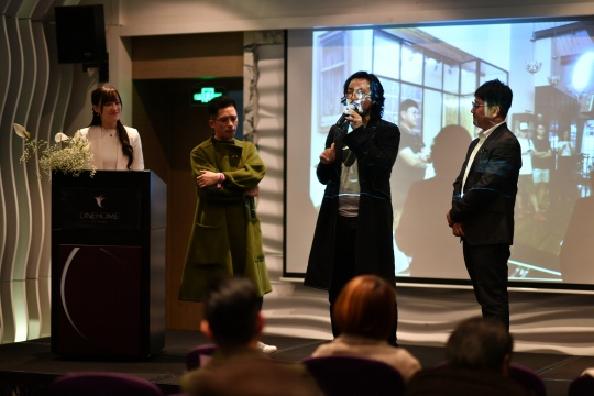 出席影片发布会的嘉宾从左至右依次为:主持人小米、制片人张重华、本片导演青年收藏家周艟、本片出品人王艺扉
出席影片发布会的嘉宾从左至右依次为:主持人小米、制片人张重华、本片导演青年收藏家周艟、本片出品人王艺扉