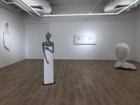 年轻艺术家王伟的首次个展“穿过目光拥有你”，新氧艺O2art艺术空间现场
