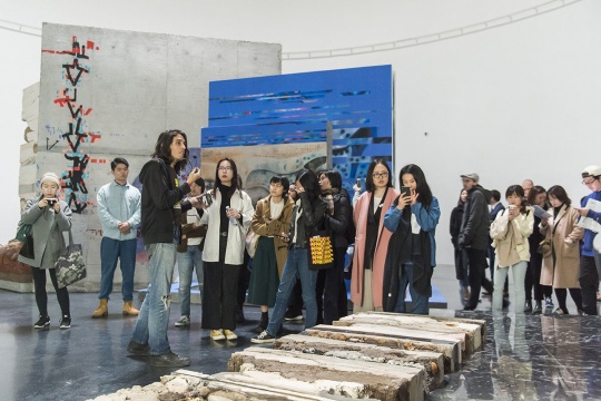 艺术家正在导览，图片由油罐艺术中心提供