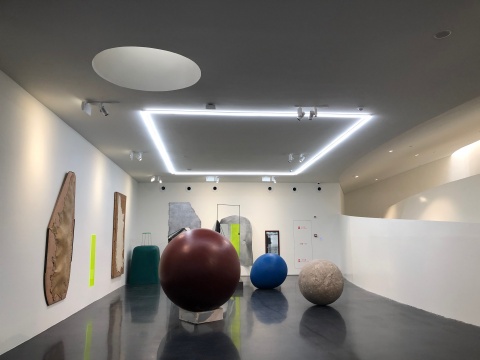 刘韡综合媒介装置《无题》占据一角，拍摄：梁子涵
