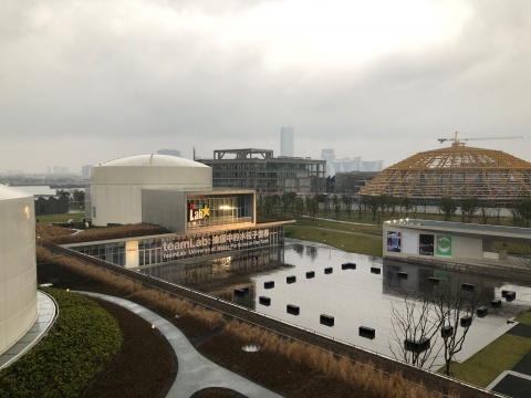 从1号罐顶层遥看5号罐展厅，广场上是OPEN建筑事务所设计的大地装置，拍摄：梁子涵
