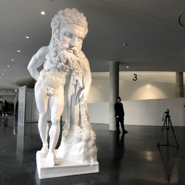 徐震®的《新—赫拉克勒斯》立足于大厅中央，拍摄：梁子涵

