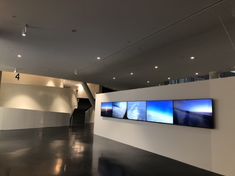 4号罐前，唐狄鑫的影像作品《白天/Day》；拍摄：梁子涵

