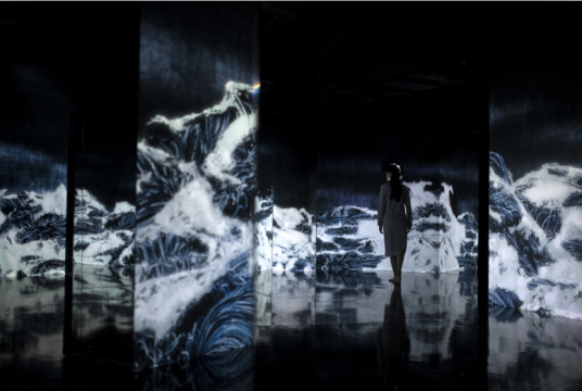 teamLab《Black Waves: 迷失、沉浸与重生》 Black Waves: Lost,&nbsp;Immersed and Reborn 2019年 Digital Installation, Continuous Loop, Sound: Hideaki Takahashi© teamLab图片由teamLab提供
