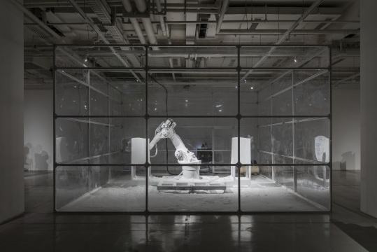 《雕塑工厂#2》机器尺寸250×250×100cm 围笼尺寸:360×600×600cm 机器人数控装置 2019
《雕塑工厂#2》机器尺寸250×250×100cm 围笼尺寸:360×600×600cm 机器人数控装置 2019