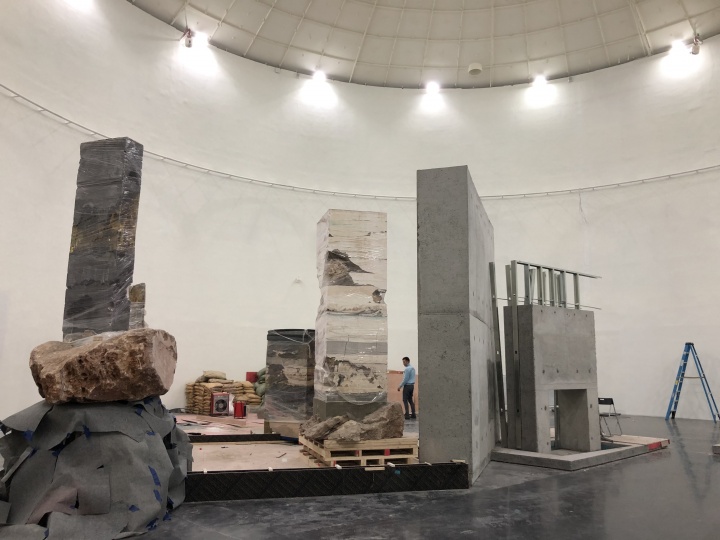 阿根廷艺术家Adrián Villar Rojas个展“有时候你会想,在一个相互连接的宇宙中,谁在梦到谁?”布展现场
阿根廷艺术家Adrián Villar Rojas个展“有时候你会想,在一个相互连接的宇宙中,谁在梦到谁?”布展现场