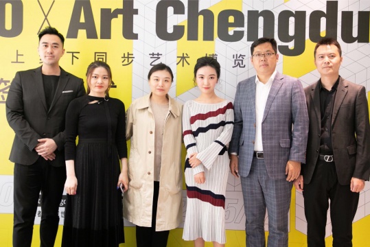 黄予 ArtChengdu 创始人、张慧 寺库名物艺术总监、邢云 寺库名物总经理、黄在 ArtChengdu 创始人、宋玉伟 寺库高级副总裁、北京子子文化发展有限公司CEO龚江风于签约现场合影(自左向右)
黄予 ArtChengdu 创始人、张慧 寺库名物艺术总监、邢云 寺库名物总经理、黄在 ArtChengdu 创始人、宋玉伟 寺库高级副总裁、北京子子文化发展有限公司CEO龚江风于签约现场合影(自左向右)