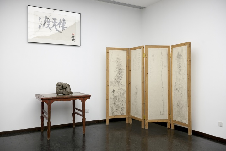 刘太乃藏品:荒木经惟的书法、2017年收藏于保利的清代石头、明代的桌子、台湾乌龙画派艺术家于彭的屏风(摄影:董林)
刘太乃藏品:荒木经惟的书法、2017年收藏于保利的清代石头、明代的桌子、台湾乌龙画派艺术家于彭的屏风(摄影:董林)
