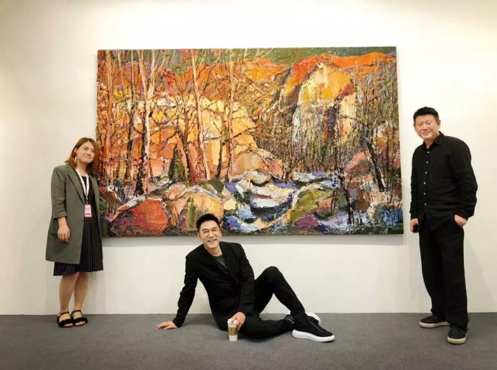 知名歌手林依轮（中）、艺术家周春芽（右）在首届Art Chengdu尹朝阳作品前

