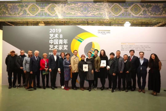 左起依次为:评委展望先生、评委托尼·布朗(Tony Brown)先生、评委隋建国先生、顾索先生、西罗女士、柏乐先生、路平女士、佳玥女士、赵宾先生、倪玲玲女士、雷歌叶女士、李舜先生、蔡雅玲女士、葛宇路先生、评委唐克扬先生、评委黄笃先生、梁勇峰先生、评委田霏宇(Philip Tinari)先生、艺术8艺术项目总监刘聪
左起依次为:评委展望先生、评委托尼·布朗(Tony Brown)先生、评委隋建国先生、顾索先生、西罗女士、柏乐先生、路平女士、佳玥女士、赵宾先生、倪玲玲女士、雷歌叶女士、李舜先生、蔡雅玲女士、葛宇路先生、评委唐克扬先生、评委黄笃先生、梁勇峰先生、评委田霏宇(Philip Tinari)先生、艺术8艺术项目总监刘聪