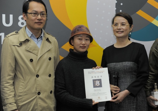 雷歌叶女士(右)和赵宾先生(左)为倪玲玲颁奖
雷歌叶女士(右)和赵宾先生(左)为倪玲玲颁奖