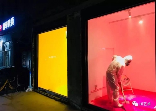 开幕前夜,艺术家刘耀华在纹身店实验艺术空间进行作品调试工作
开幕前夜,艺术家刘耀华在纹身店实验艺术空间进行作品调试工作