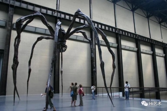 《妈妈》 (1999) 在泰特现代美术馆（Tate Modern）涡旋厅（Turbine Hall）展览现场，图片来源：网络
