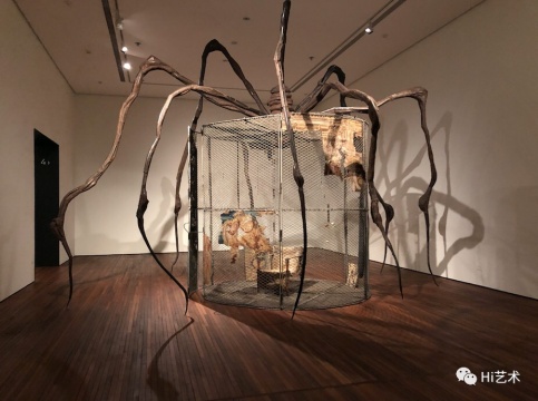 路易丝·布尔乔亚《蜘蛛》,449.6×665.5×518.2cm 钢、挂毯、木材、玻璃、布料、橡胶、银、金、骨 1997 ,伊斯顿基金会收藏,松美术馆展览现场图,摄影:罗颖
路易丝·布尔乔亚《蜘蛛》,449.6×665.5×518.2cm 钢、挂毯、木材、玻璃、布料、橡胶、银、金、骨 1997 ,伊斯顿基金会收藏,松美术馆展览现场图,摄影:罗颖