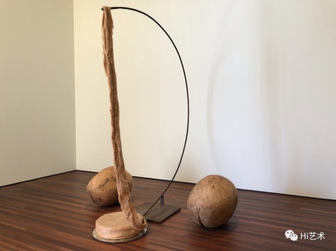 路易丝·布尔乔亚 《针(纺锤)》276.9x256.5x142.2cm 钢、麻、镜子、木头 1992 伊斯顿基金会收藏,松美术馆展览现场图,摄影:罗颖
路易丝·布尔乔亚 《针(纺锤)》276.9x256.5x142.2cm 钢、麻、镜子、木头 1992 伊斯顿基金会收藏,松美术馆展览现场图,摄影:罗颖