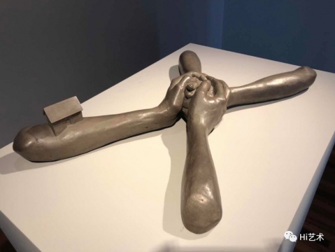 路易丝·布尔乔亚 《无题(7号)》12.1x68.6x43.2cm 青铜、硝酸银铜绿 1993 路易斯·布尔乔亚信托机构收藏,松美术馆展览现场图,摄影:罗颖
路易丝·布尔乔亚 《无题(7号)》12.1x68.6x43.2cm 青铜、硝酸银铜绿 1993 路易斯·布尔乔亚信托机构收藏,松美术馆展览现场图,摄影:罗颖
