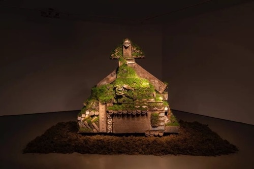 《围城》208 x 210 x 100cm 旧砖瓦、苔藓草本 2018
《围城》208 x 210 x 100cm 旧砖瓦、苔藓草本 2018