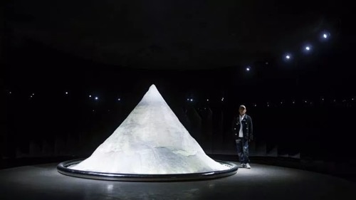 艺术家在展览现场
艺术家在展览现场