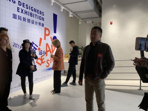 中国设计中心（伦敦）的创始人瞿铮进行导览
