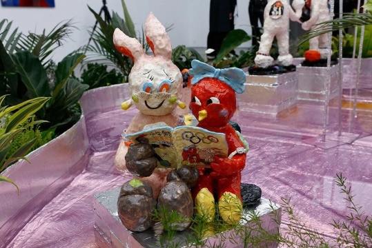潘望舒《鸡兔同笼》45×33×33cm 陶瓷 2018
