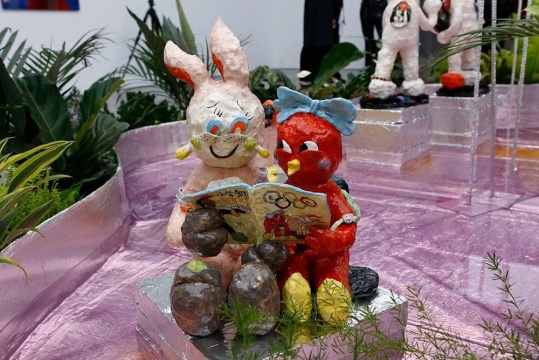 潘望舒《鸡兔同笼》45×33×33cm 陶瓷 2018
潘望舒《鸡兔同笼》45×33×33cm 陶瓷 2018