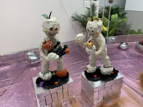 潘望舒《喂苹果苹果泥》左:31×22×60cm 右:33×20×58cm 陶瓷 2019
潘望舒《喂苹果苹果泥》左:31×22×60cm 右:33×20×58cm 陶瓷 2019