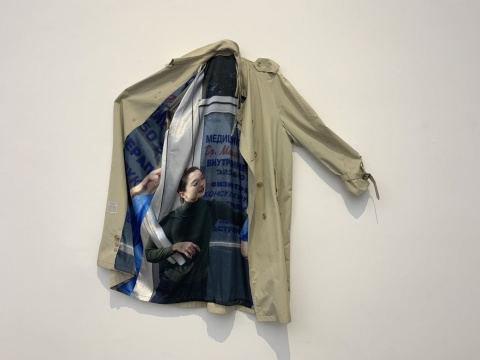 阿玛利娅·乌尔曼《国际密谋》 130×50cm 二手风衣、缎纹织物数码打印 2019
