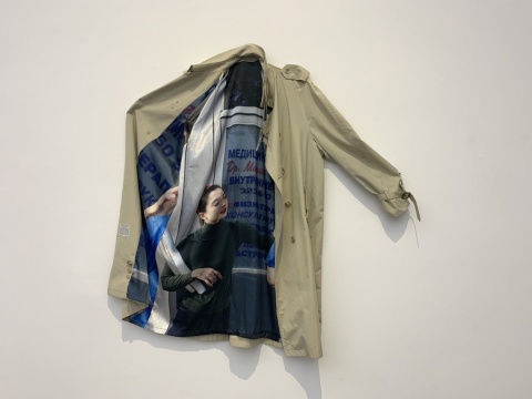 阿玛利娅·乌尔曼《国际密谋》 130×50cm 二手风衣、缎纹织物数码打印 2019
阿玛利娅·乌尔曼《国际密谋》 130×50cm 二手风衣、缎纹织物数码打印 2019