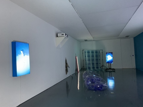 楼梯及二楼展出了袁可如的作品
楼梯及二楼展出了袁可如的作品