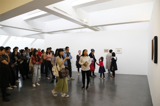 “快乐的人们”策展人卢迎华在现场导览
“快乐的人们”策展人卢迎华在现场导览
