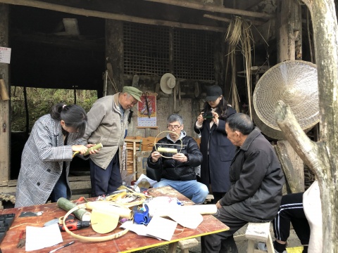 松本秋则前往武隆进行在地调研，并与武隆竹编艺人王庆武讨论作品
